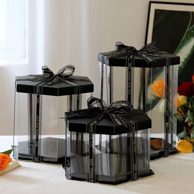 六角形の透明な菓子器の二重層はバービーのバースデー・ケーキの包装を上げた